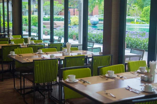 Rüzgar yakın masa ve koltuk ile otelin boş Restoran parçası