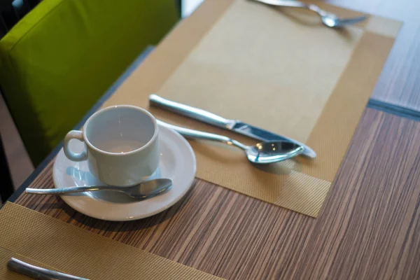 Kahvaltı için restoranda yemek masasında sıcak kahve fincanı.