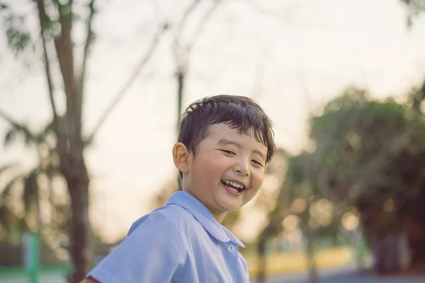 Gambar anak-anak Asia yang bahagia dengan seragam sekolah — Stok Foto