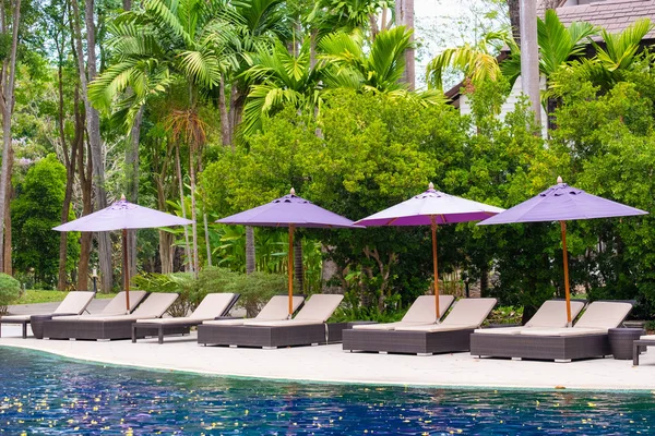 Silla de cubierta o baño de sol cerca de piscina privada con sol umbrel — Foto de Stock