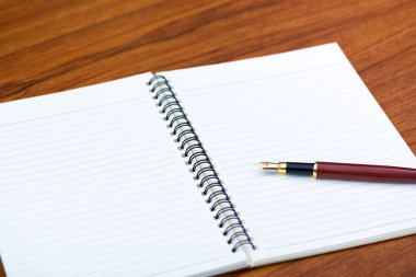 Dolma kalem veya tükenmez kalem defter Kağıt ahşap ta çalışma ile
