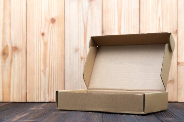 Boş paket kahverengi karton kutu veya tepsi ahşap arka plan üzerinde, 
