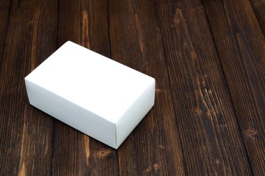 Boş paket beyaz karton kutu veya tepsi ahşap arka plan üzerinde, 