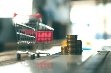 Adım / para yığınları arabası ve dizüstü dizüstü bilgisayar ile bir