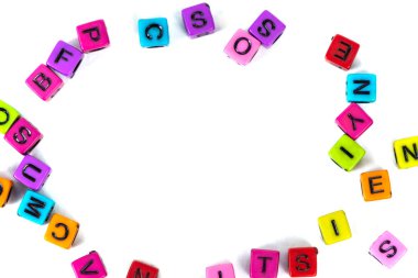 Mektup boncuk veya boncuk alfabesine beyaz arka plan ile yığını.