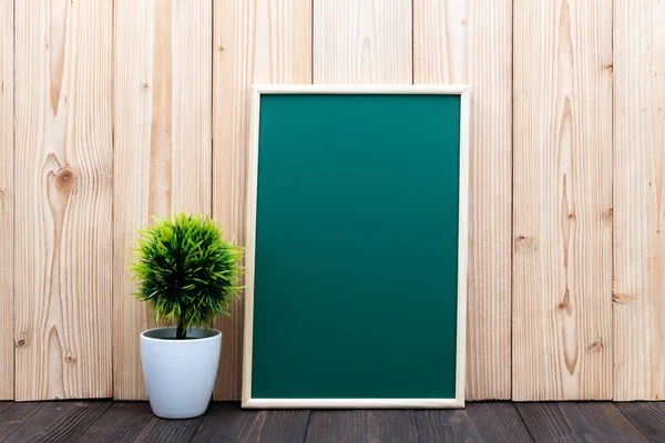 木框绿色 chalkborad 小装饰 — 图库照片