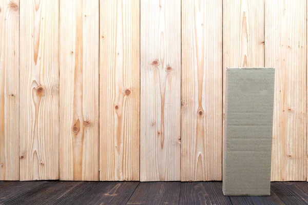 Paquete vacío caja de cartón marrón o bandeja sobre fondo de madera , —  Fotos de Stock