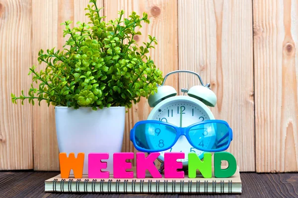 Weekend litery tekstu i notebook papier, budzik i niewiele — Zdjęcie stockowe