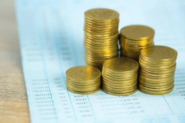 Sikke ve hesap kitap ya da kopya alanı ile kredi kartı destesi,