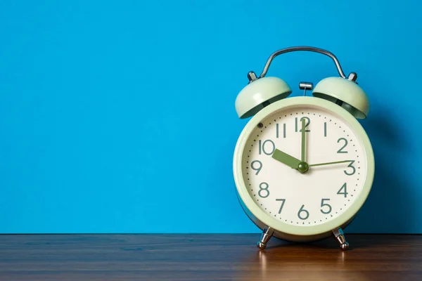 Relógio de alarme vintage retro na mesa de madeira, conceito de tempo . — Fotografia de Stock