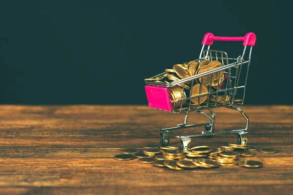 Paso de monedas pilas con trolley y portátil ordenador portátil un — Foto de Stock