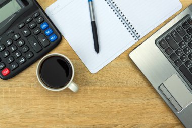 Dizüstü bilgisayar ya da dizüstü bilgisayar, hesap makinesi ve kahve wor üzerinde