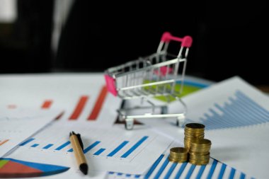 Adım / para yığınları arabası ve dizüstü dizüstü bilgisayar ile bir