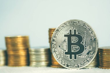 Bitcoin dijital para ve para para yığını, kripto closeup