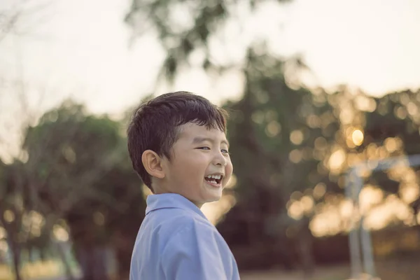 Gambar anak-anak Asia yang bahagia dengan seragam sekolah — Stok Foto