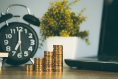 Para yığını ve defter Calcula ile finansal grafik kağıt levha