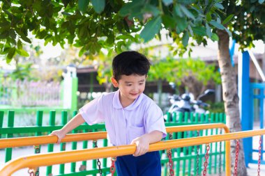 Asyalı çocuk asmak maymun bar veya outd göre toplam için denge çubuğu