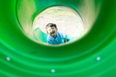 Küçük Asyalı Çocuk Bahçesi t altında adlı slayt yukarı tırmanma