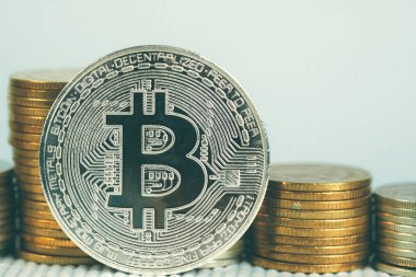 Bitcoin dijital para ve para para yığını, kripto closeup