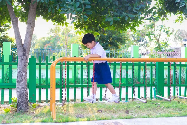 Asiatischer Junge hängt die Affenstange oder Balancierstange für das Gleichgewicht nach außen — Stockfoto