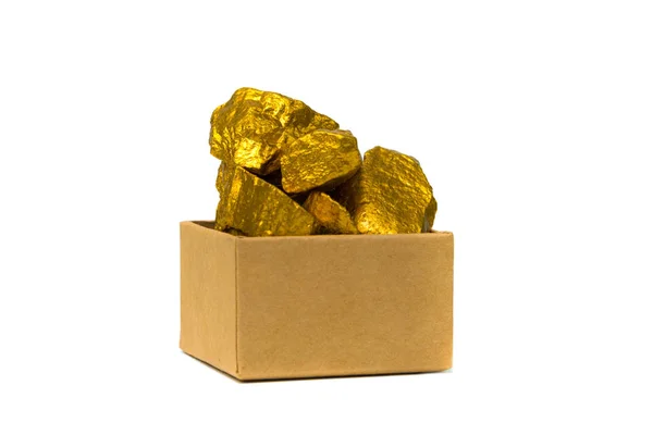 Gold nuggets or gold ore and cardboard box isolated on white bac — Stock Photo, Image