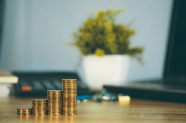 Para yığını ve defter Calcula ile finansal grafik kağıt levha