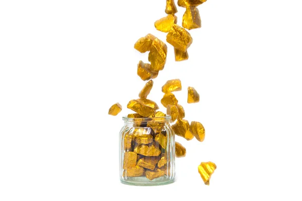 Falling arany rögök vagy arany érc-és üvegedénybe elszigetelt fehér — Stock Fotó