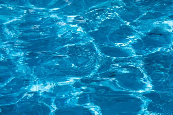 Surface d'eau à ondulation bleue et lumineuse dans la piscine avec soleil r — Photo