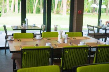 Rüzgar yakın masa ve koltuk ile otelin boş Restoran parçası