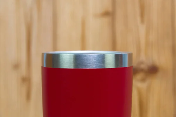 Bicchiere in acciaio inossidabile di colore rosso o tazza di conservazione fredda e calda o — Foto Stock