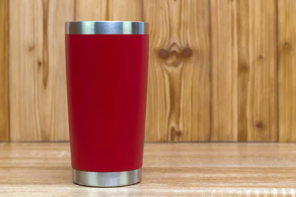 Bicchiere in acciaio inossidabile di colore rosso o tazza di conservazione fredda e calda o — Foto Stock