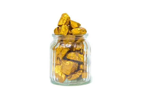 Samorodki złota lub rudy złota i słoik izolowane białym backgro — Zdjęcie stockowe