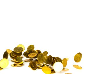 Düşen altın sikke, sikke, yağmur para üzerinde beyaz bac izole uçan