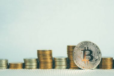 Bitcoin dijital para ve para para yığını, kripto closeup