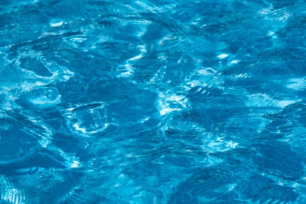 Surface d'eau à ondulation bleue et lumineuse dans la piscine avec soleil r — Photo