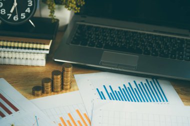 Para yığını ve defter Calcula ile finansal grafik kağıt levha