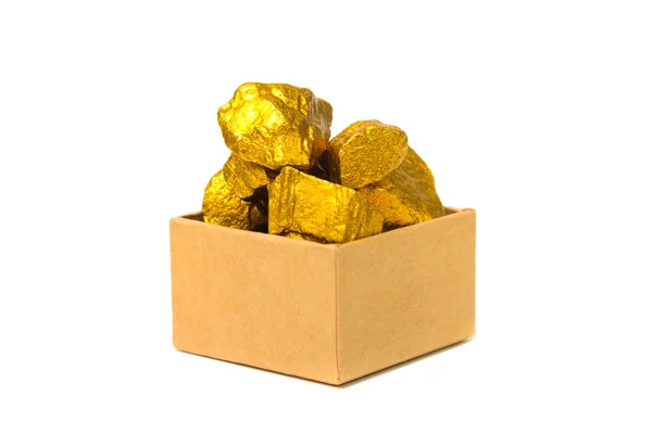 Золоті самородки або золота руда і картонна коробка ізольовані на білому фоні — стокове фото