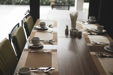 Rüzgar yakın masa ve koltuk ile otelin boş Restoran parçası