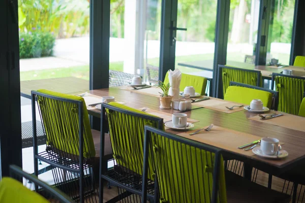 Rüzgar yakın masa ve koltuk ile otelin boş Restoran parçası