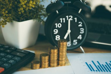 Para yığını ve defter Calcula ile finansal grafik kağıt levha