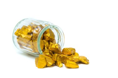 Altın külçeler veya altın cevheri ve cam kavanoz beyaz backgro izole