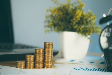 Para yığını ve defter Calcula ile finansal grafik kağıt levha