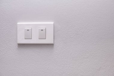 Beyaz duvarda elektrik düğmesi ya da lamba anahtarı