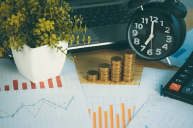 Para yığını ve defter Calcula ile finansal grafik kağıt levha