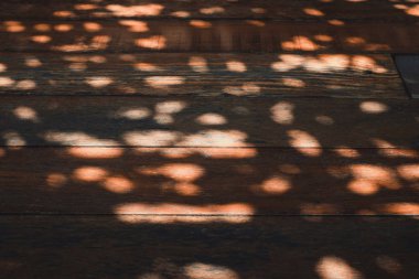 Koyu kahverengi ahşap doku doğal çizgili desen arka plan ile 