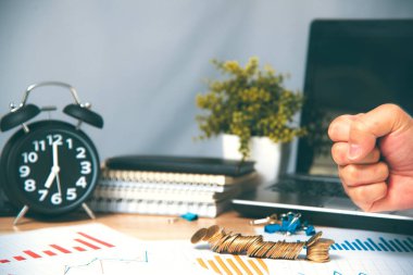 Çekiç el tarafından kırma altın sikke yığınları, iş iflas c