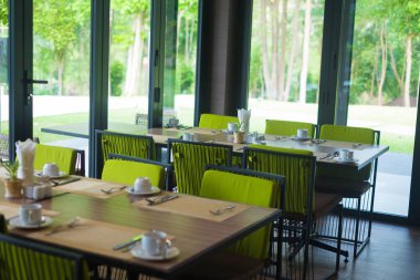 Rüzgar yakın masa ve koltuk ile otelin boş Restoran parçası