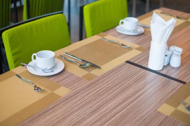 Kahvaltı için restoranda yemek masasında sıcak kahve fincanı.