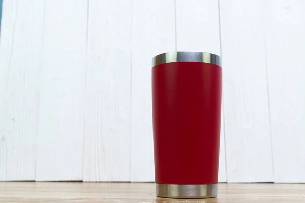 Красный цвет из нержавеющей стали стакан или холодной и горячей чашки хранения о — стоковое фото