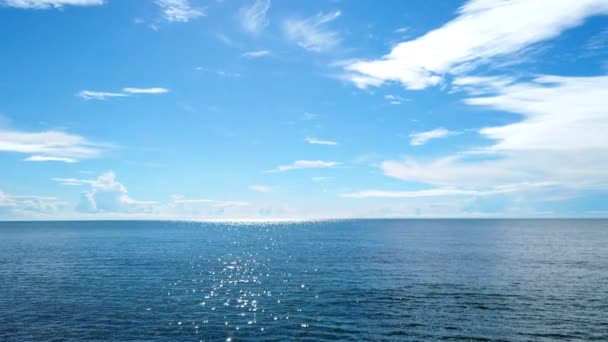 Чистый Синий Океан Голубое Небо Горизонтальной Линией Отражение Солнечного Света — стоковое видео